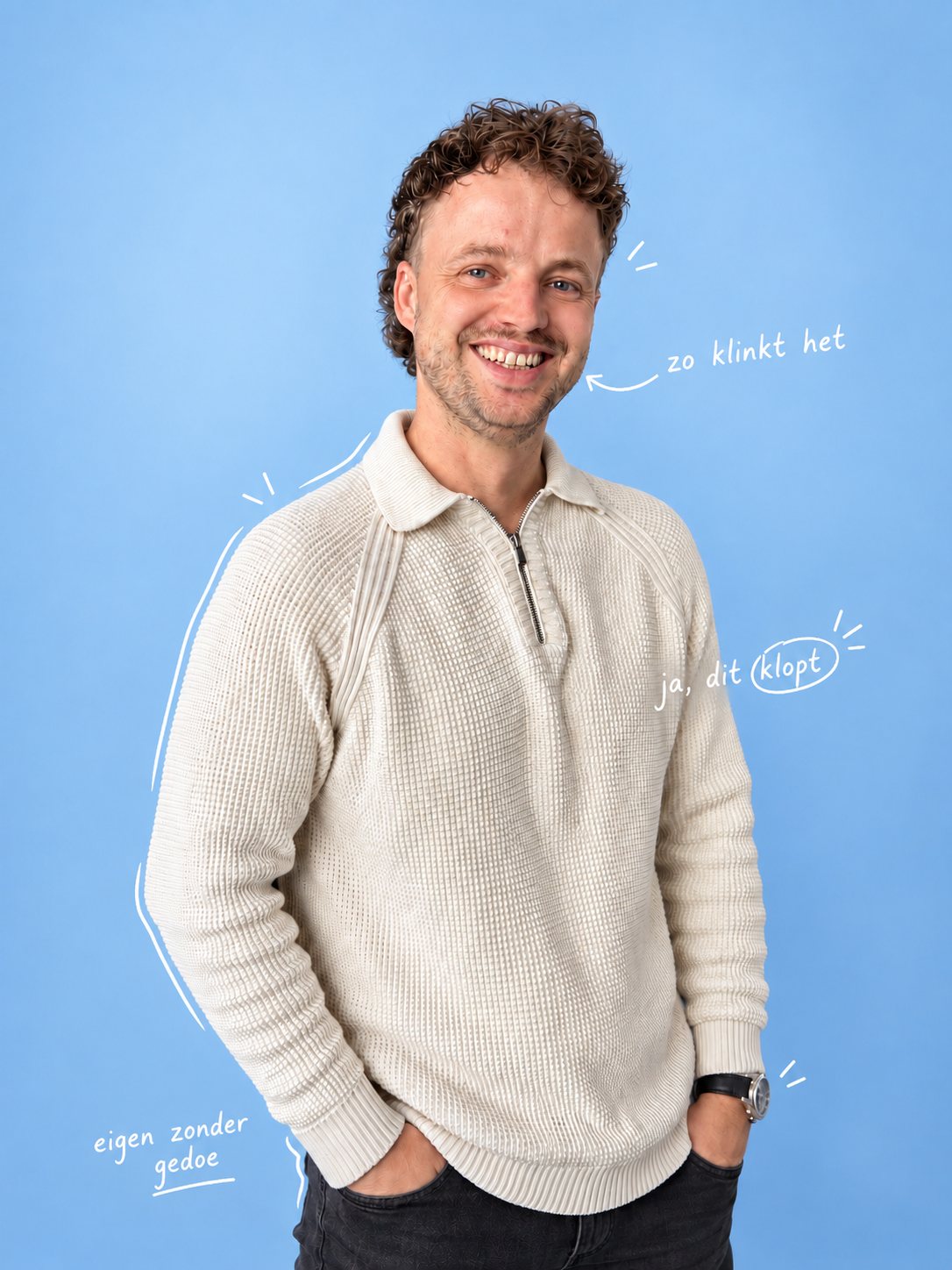 Dylan van den Bosch voor een lichtblauwe achtergrond, met handgeschreven notities eromheen: zo klinkt het, ja dit klopt, eigen zonder gedoe.