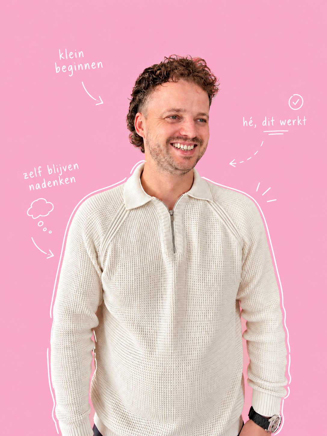 Dylan van den Bosch voor een roze achtergrond, met handgeschreven notities eromheen: klein beginnen, zelf blijven nadenken, he dit werkt.