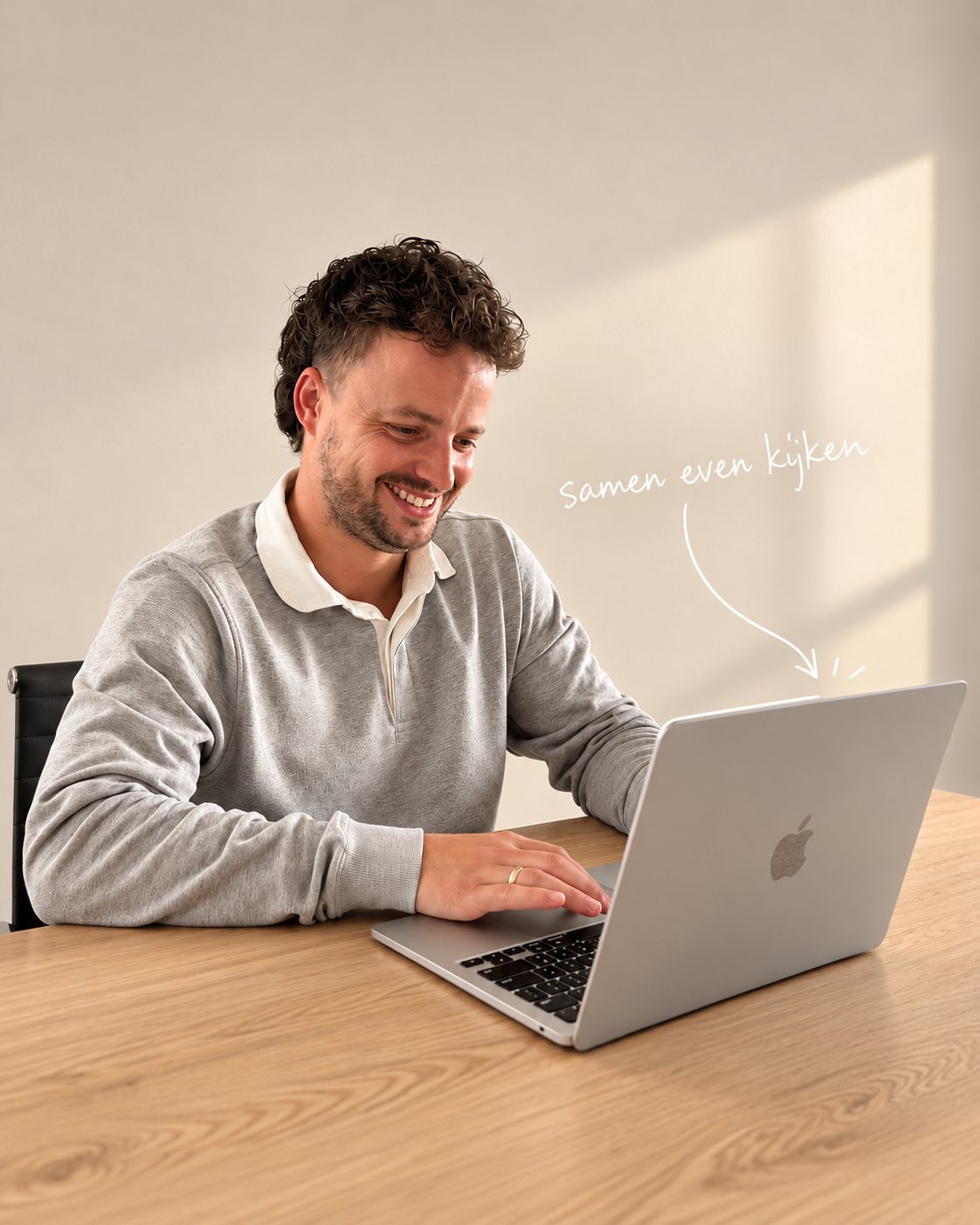 Dylan van den Bosch aan een houten tafel achter zijn laptop.
