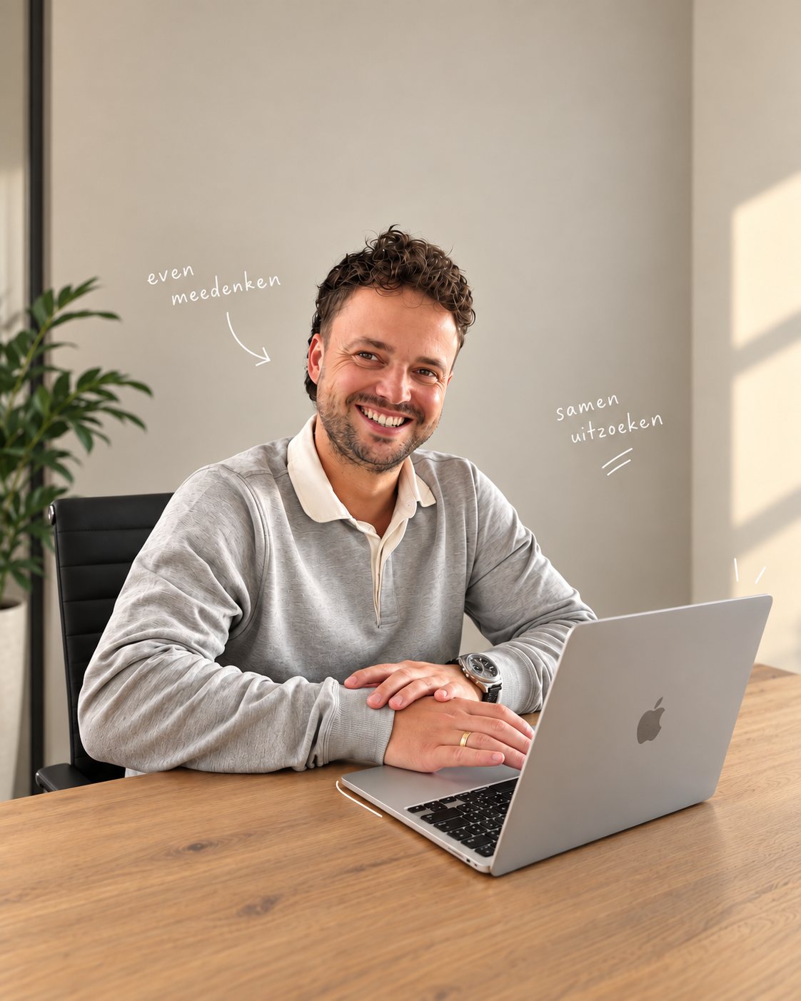 Dylan van den Bosch, oprichter van Biite, aan een tafel achter zijn laptop.